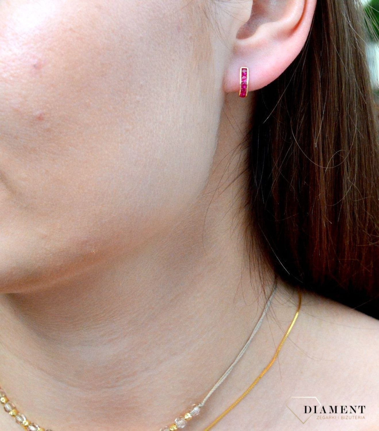 Złote kolczyki dla dziewczynki 333 cyrkonia KL 1N 333. Śliczne, złote kolczyki dla dziewczynki wykonane z wysokiej próby złota 333 o wadze około 0,73 g oraz długości około 0,8 cm. Minimalistyczne kol.jpg